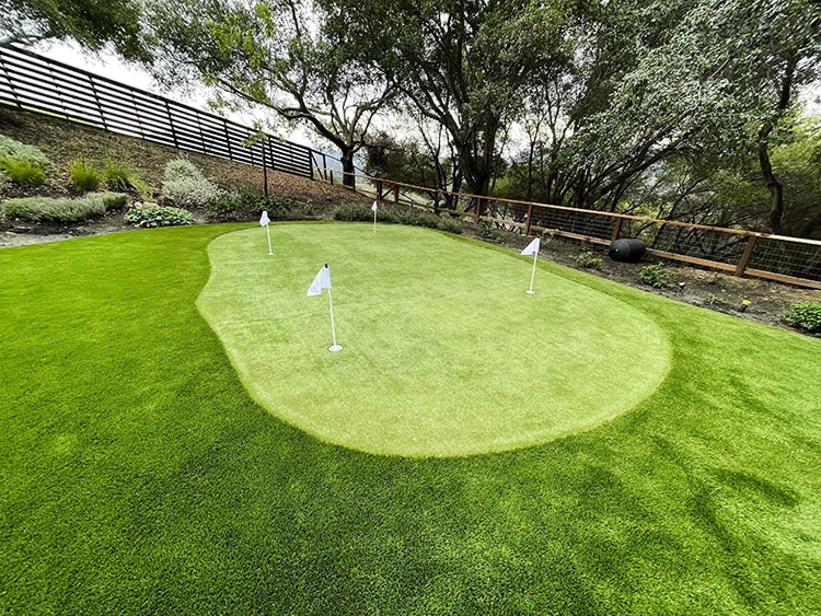 Benefits of Using Artificial Grass for Backyard Putting Greens