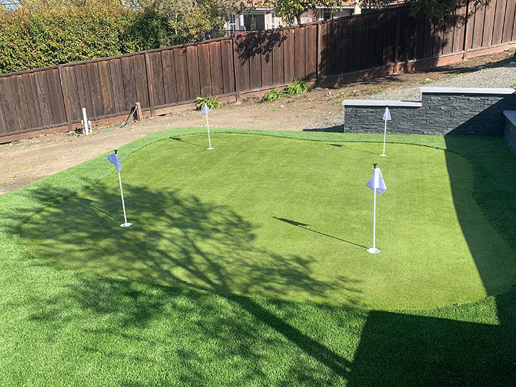 How Do Artificial Grass Putting Greens in Manteca Simplify Upkeep?