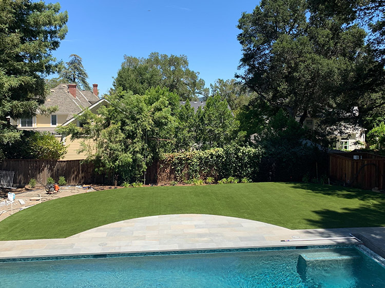 Artificial Grass for Poolside Areas: Comfort, Safety, and Aesthetics