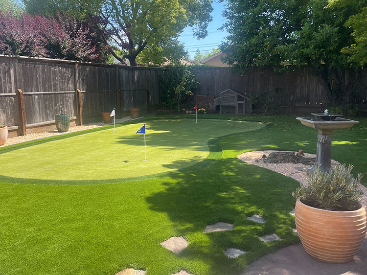 How an Artificial Grass Putting Green Helps You Master Green Reading Skills