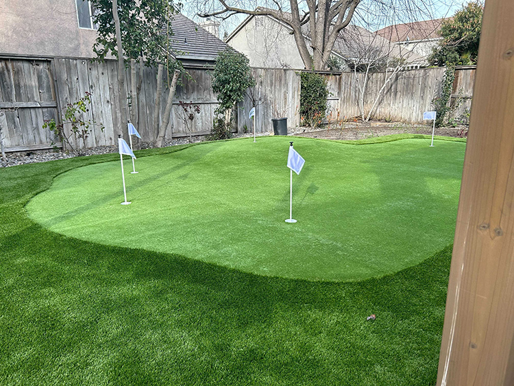 Choosing the Ideal Artificial Grass for Your Backyard Putting Green